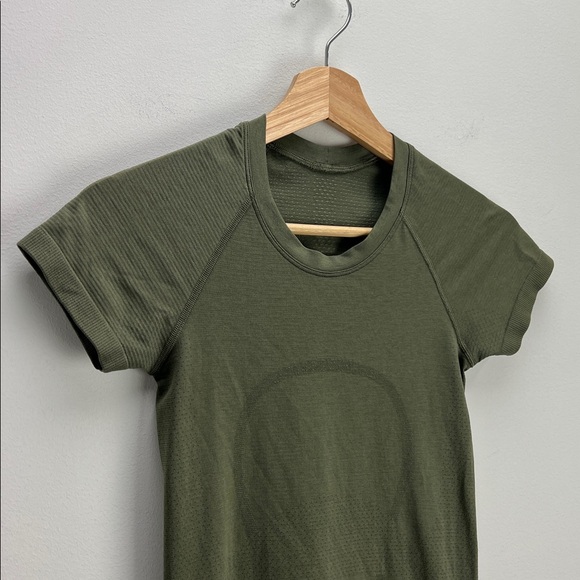 Lululemon Swiftly Tech 2.0 Short Sleeve T Shirt Green Womens 2 Running Workout - Picture 2 of 7